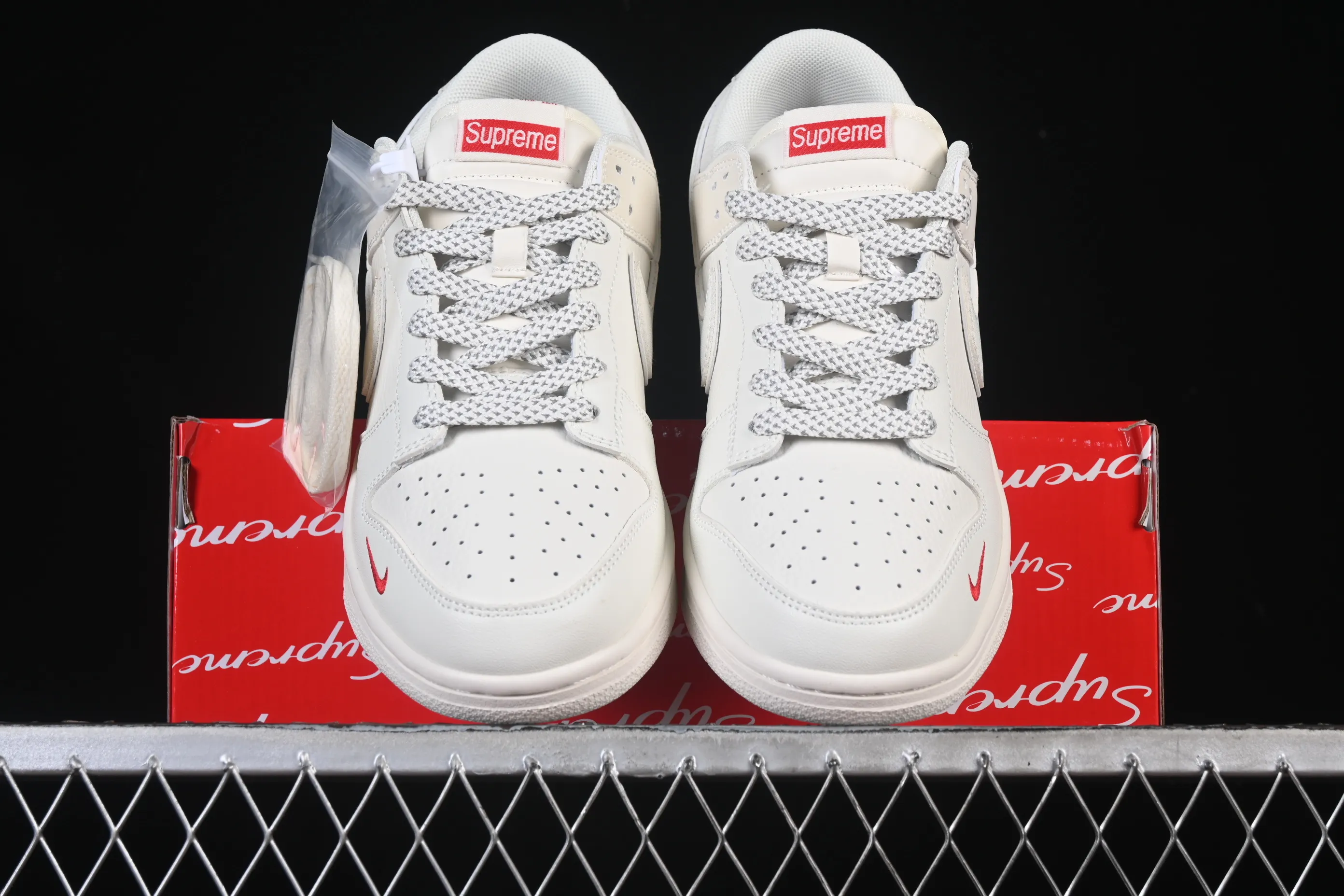 All categories Nk SB Dunk Series Nk SB Dunk Low High-end customized low-top sneakers Nike SB Dunk Low Supreme co-branded off-white red hook Anniversary high-end customized low-top casual sneakers CS1688-109